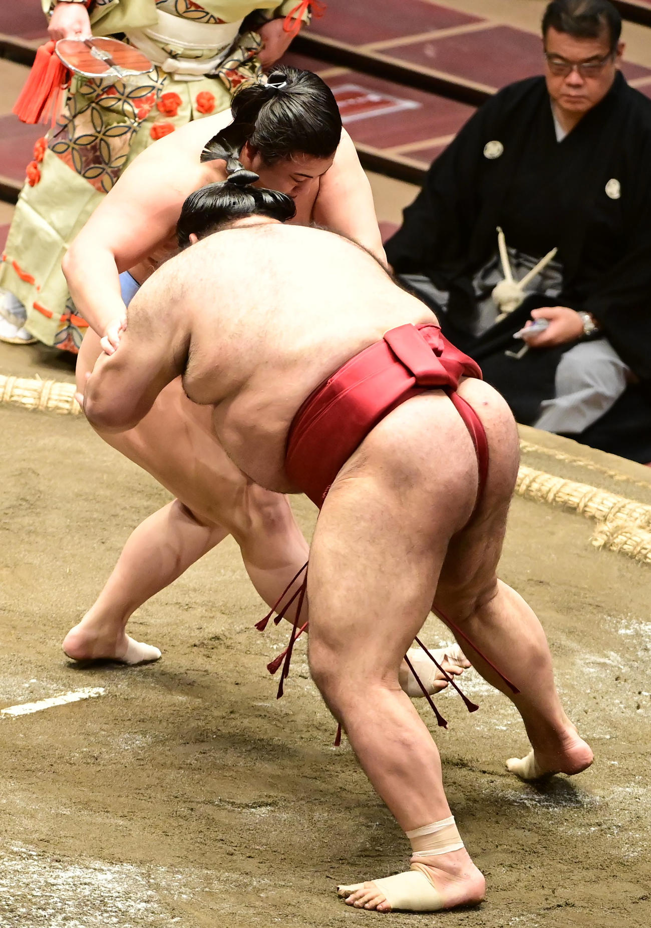 翔猿（左）は蹴返しで高安を破る（撮影・小沢裕）
