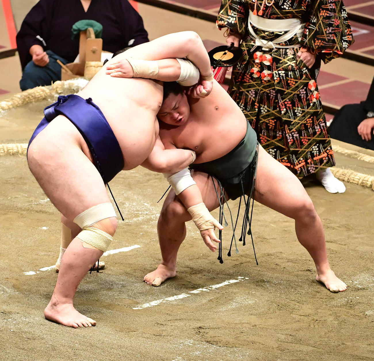翠富士（右）はずぶねりで常幸龍を破る（撮影・小沢裕）