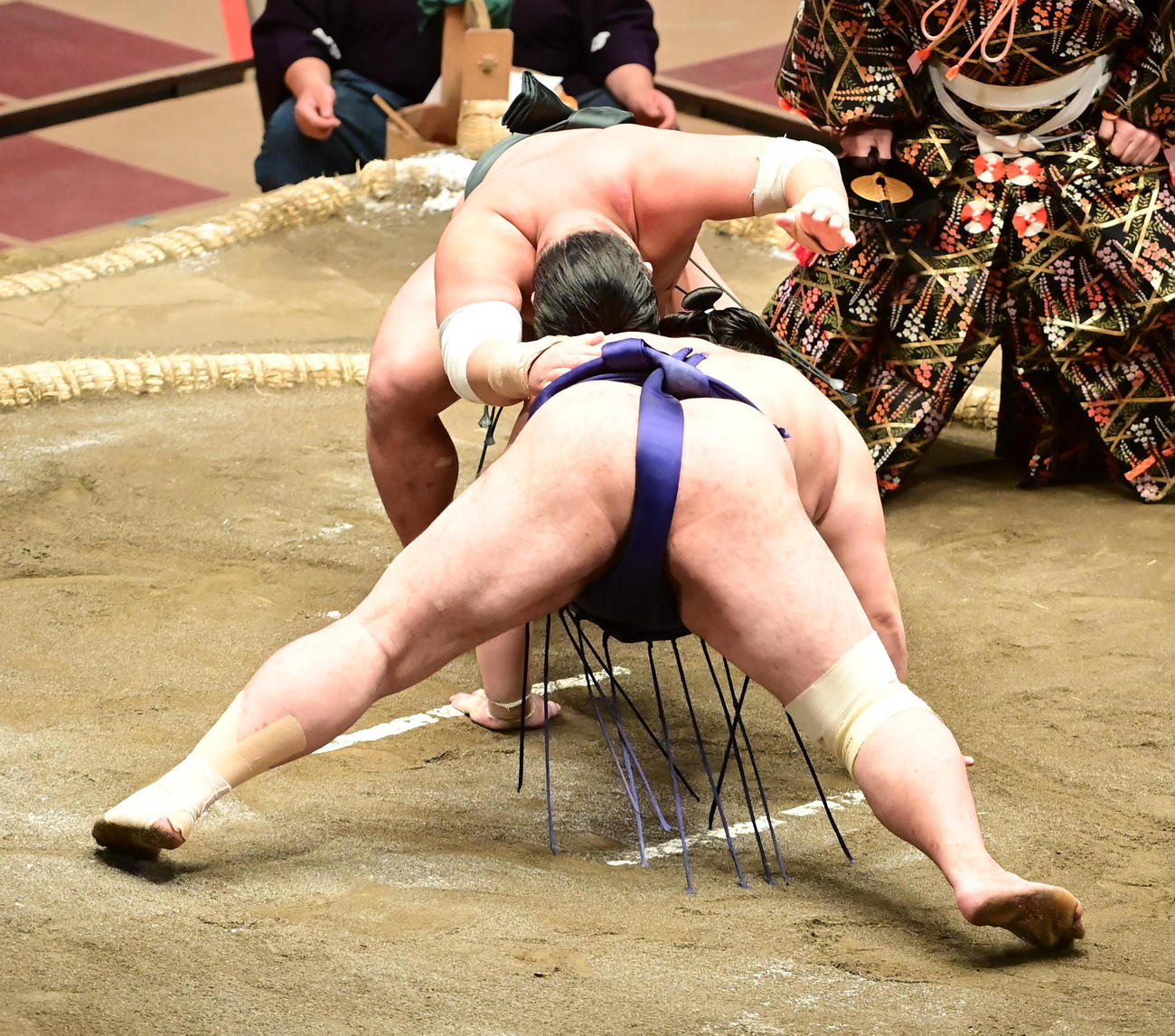 翠富士（奥）はずぶねりで常幸龍を破る（撮影・小沢裕）