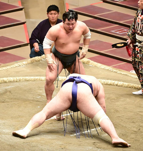 翠富士（奥）はずぶねりで常幸龍を破る（撮影・小沢裕）