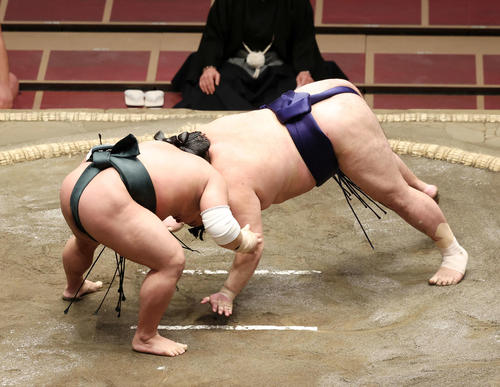 常幸龍（右）を頭捻り（ずぶねり）で破る翠富士（撮影・鈴木正人）