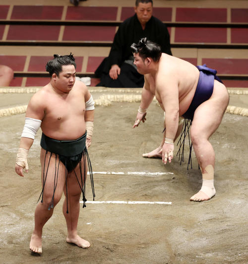常幸龍（右）を頭捻り（ずぶねり）で破った翠富士（撮影・鈴木正人）