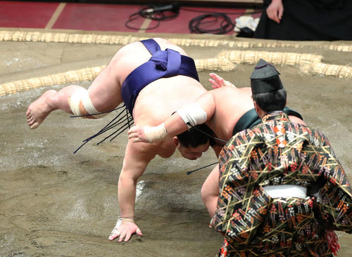 常幸龍（左）をずぶねりで破る翠富士（撮影・河田真司）