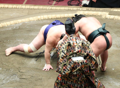 常幸龍（左）をずぶねりで破る翠富士（撮影・河田真司）