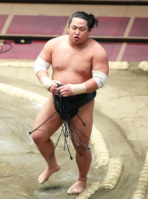 常幸龍をずぶねりで破り、土俵から引き揚げる翠富士（撮影・河田真司）