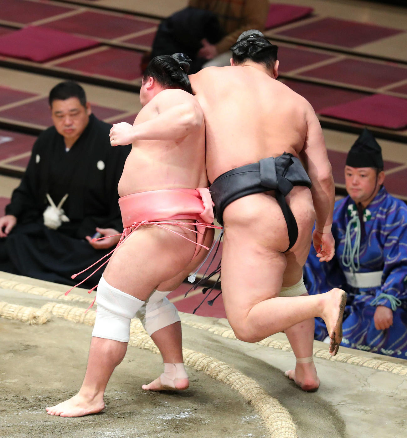 東龍（右）を後ろもたれで破る宇良（撮影・河田真司）