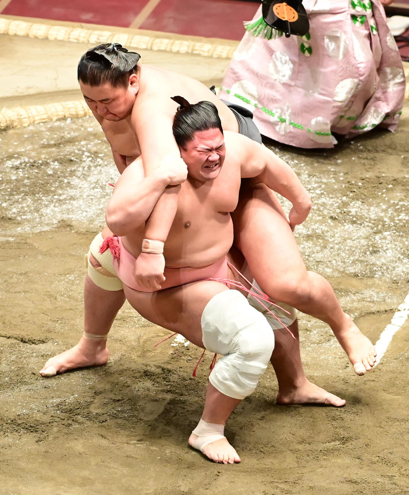 宇良（右）は東龍を後ろもたれで破る（撮影・小沢裕）