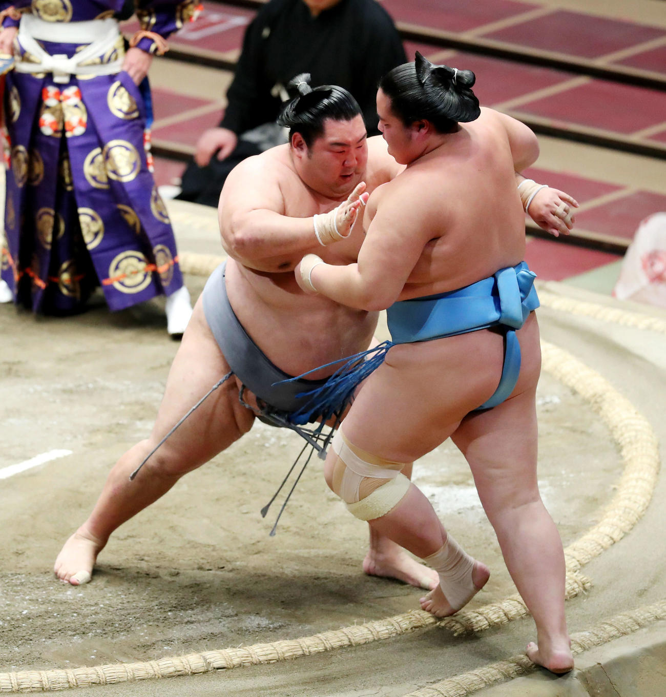 琴ノ若（右）を寄り切りで破る徳勝龍（撮影・河田真司）