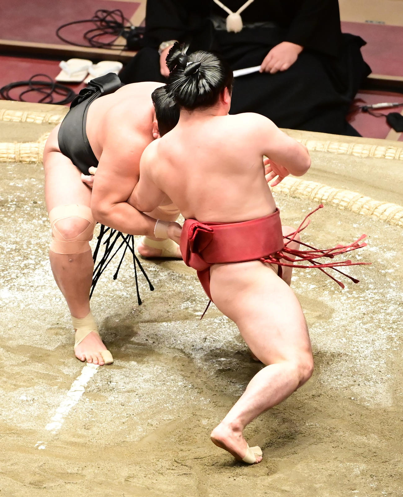照強（左）は外小股で炎鵬を破る（撮影・小沢裕）