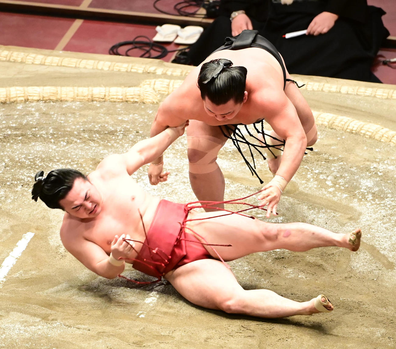 照強（右）は外小股で炎鵬を破る（撮影・小沢裕）