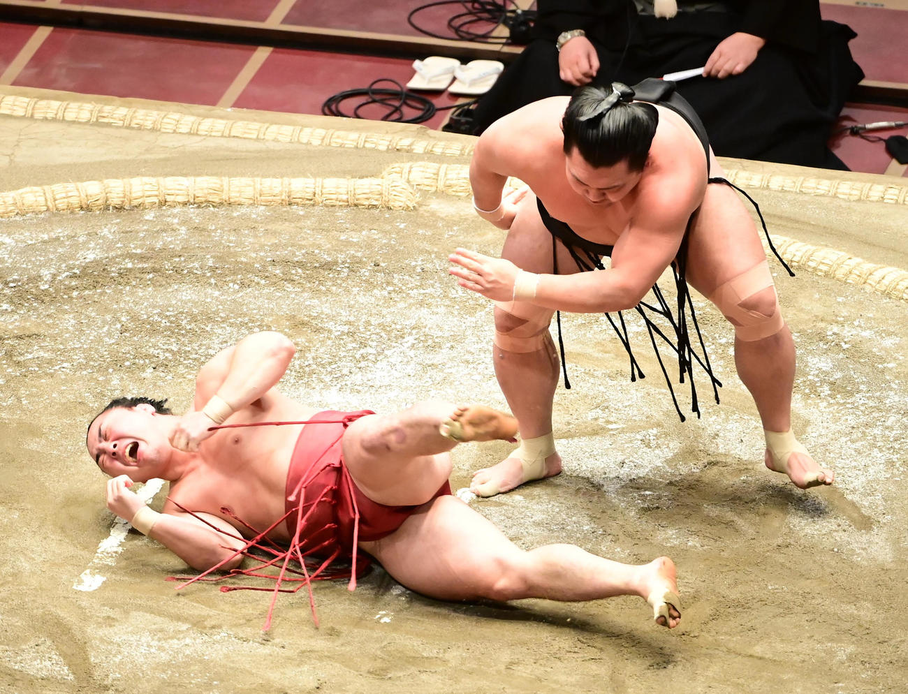 照強（右）は外小股で炎鵬を破る（撮影・小沢裕）