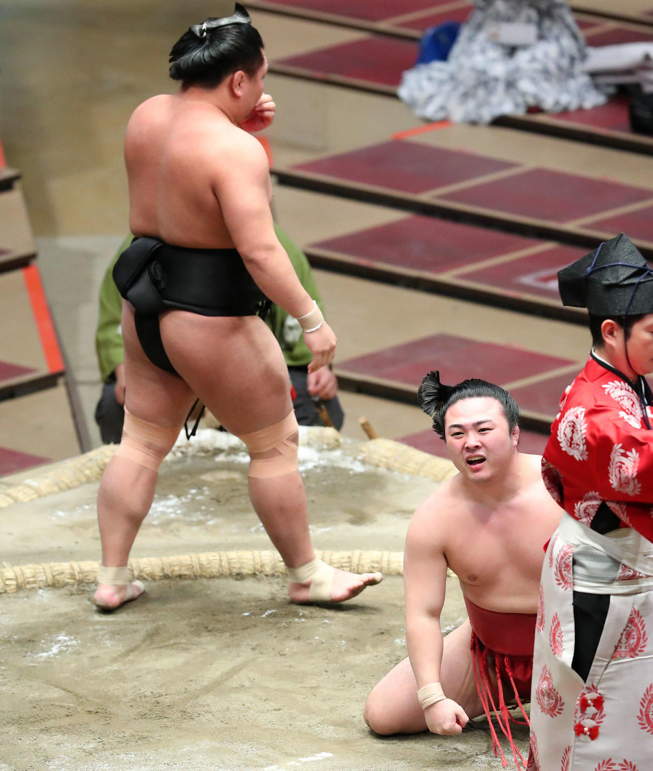 照強（左）に外小股で敗れた炎鵬（撮影・河田真司）
