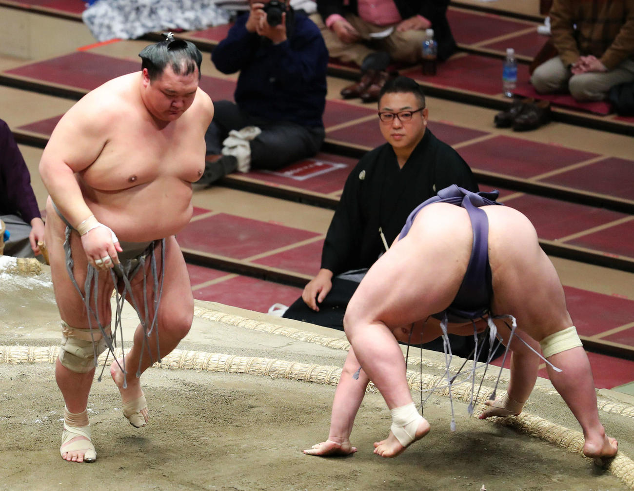 阿武咲（右）をはたき込みで破る北勝富士（撮影・河田真司）