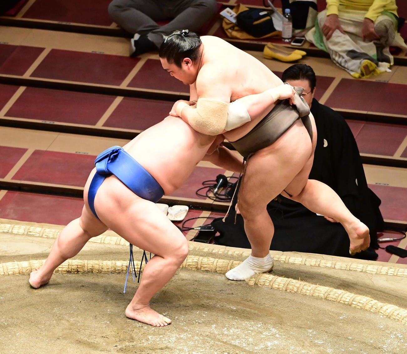 若隆景（左）は隠岐の海を寄り切りで破る（撮影・小沢裕）