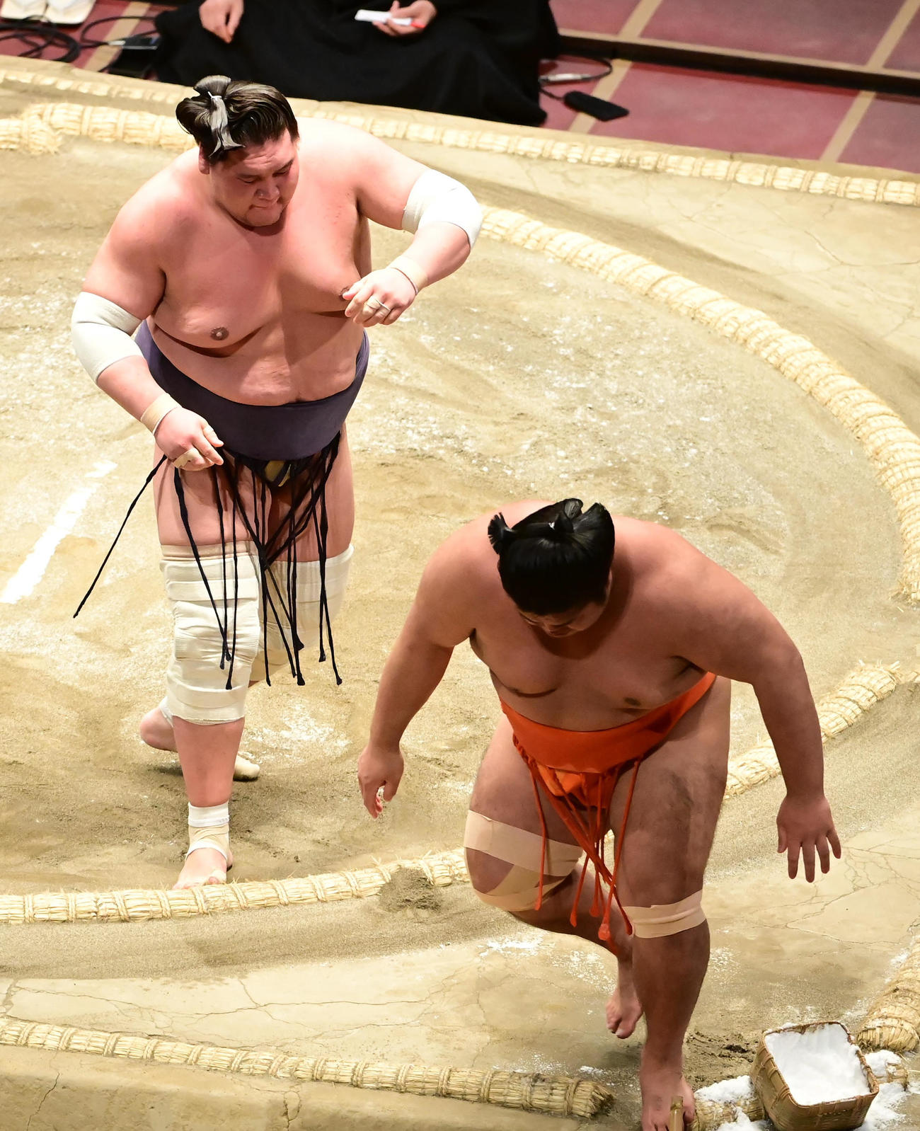 照ノ富士（左）は志摩ノ海を寄り切りで破る（撮影・小沢裕）