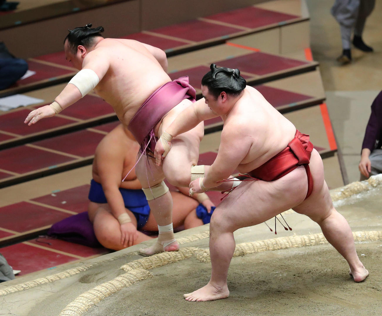 宝富士（左）を押し出しで破る隆の勝（撮影・河田真司）