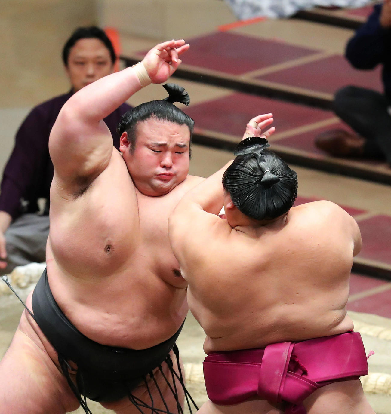 御嶽海（右）を攻める貴景勝（撮影・河田真司）