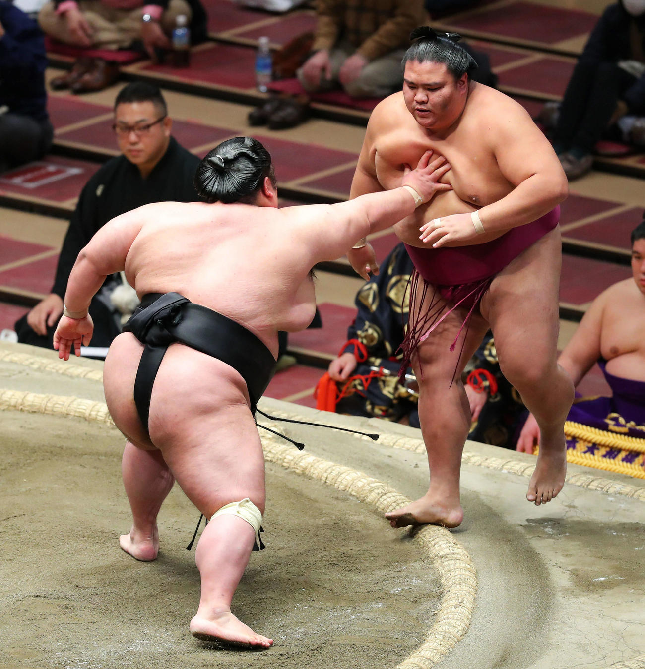 貴景勝（左）に突き出しで敗れる御嶽海（撮影・河田真司）