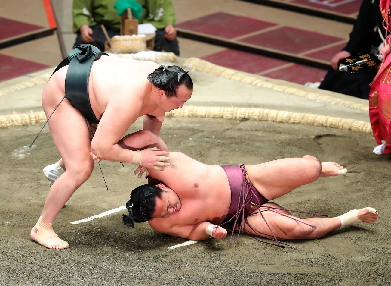 石浦（右）をはたき込みで破る千代翔馬（撮影・河田真司）