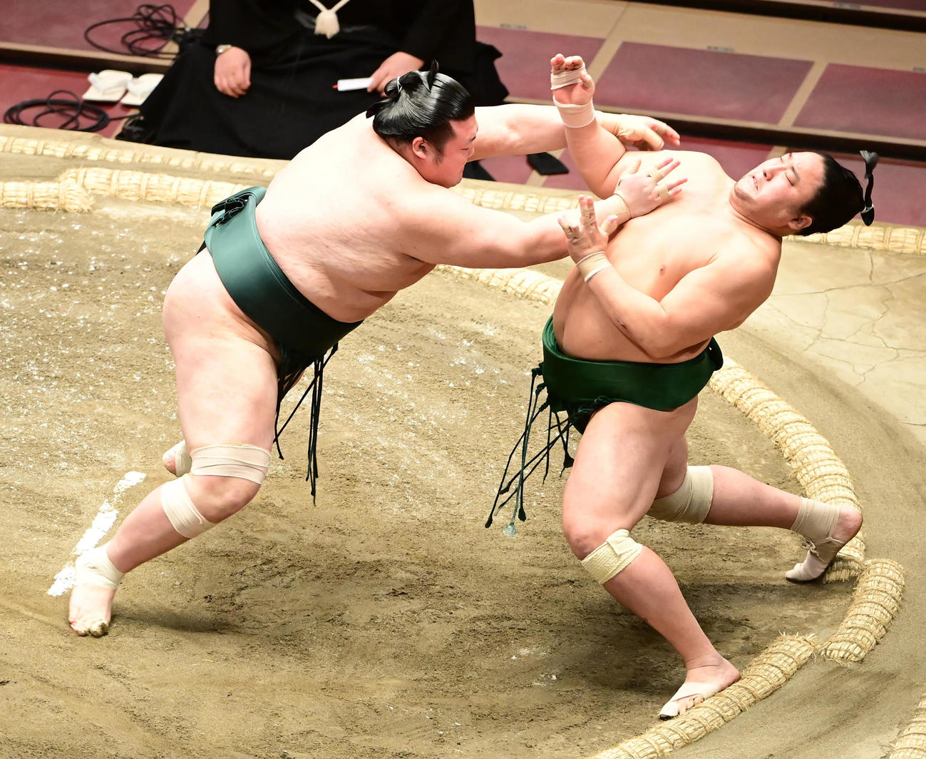 豊山（左）は佐田の海を突き出しで破る（撮影・小沢裕）