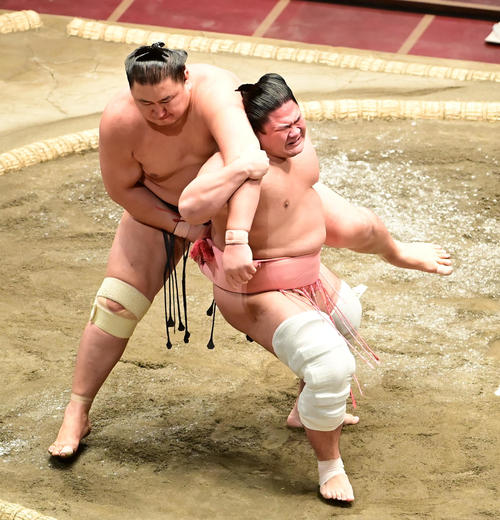 宇良(右)は東龍を後ろもたれで破る(撮影・小沢裕)