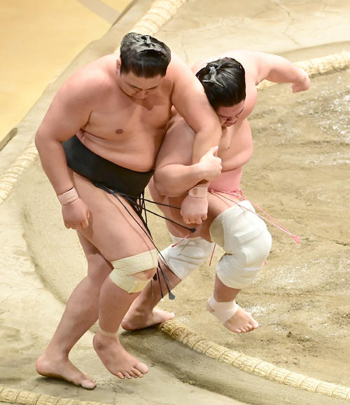 宇良(右)は東龍を後ろもたれで破る(撮影・小沢裕)