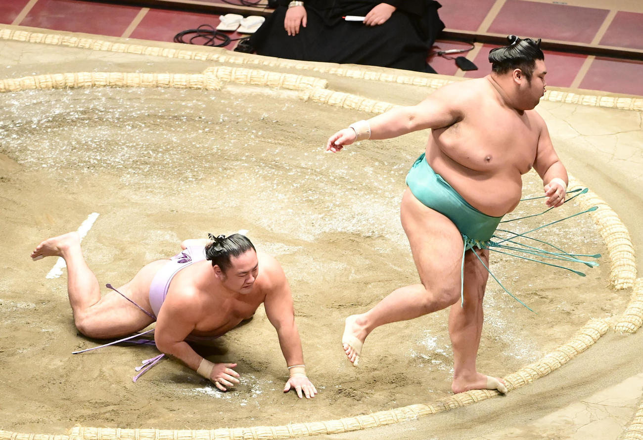 天空海は琴恵光（左）をはたき込みで破る（撮影・小沢裕）