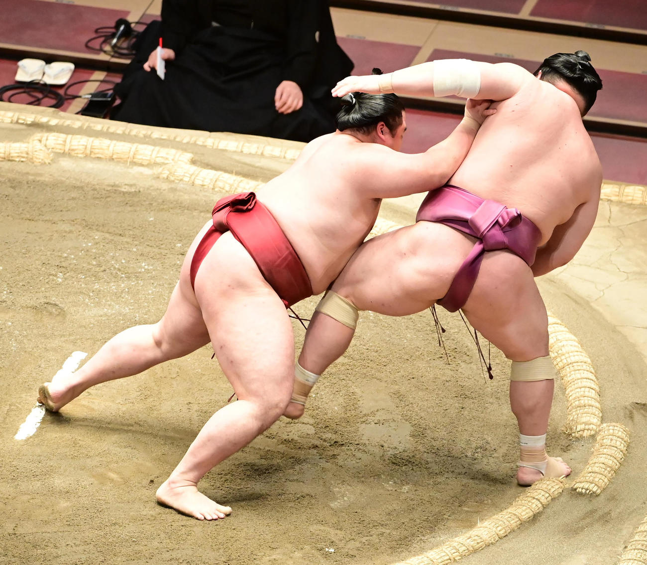 隆の勝（左）は宝富士を押し出しで破る（撮影・小沢裕）