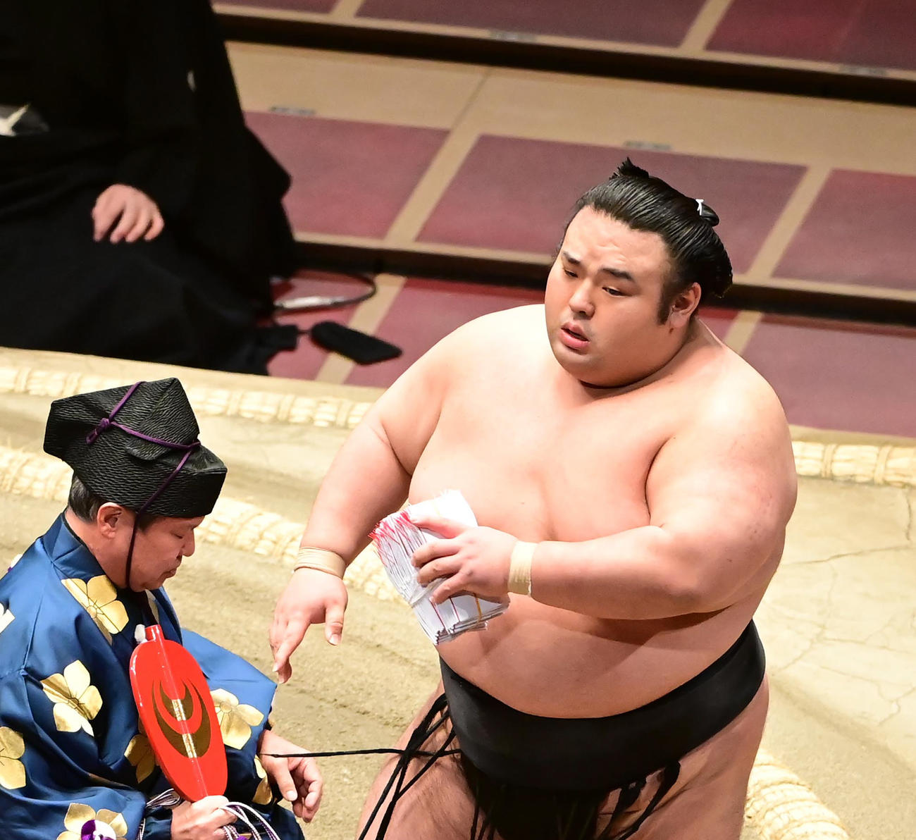1敗を死守した貴景勝は懸賞の束を手にする（撮影・小沢裕）