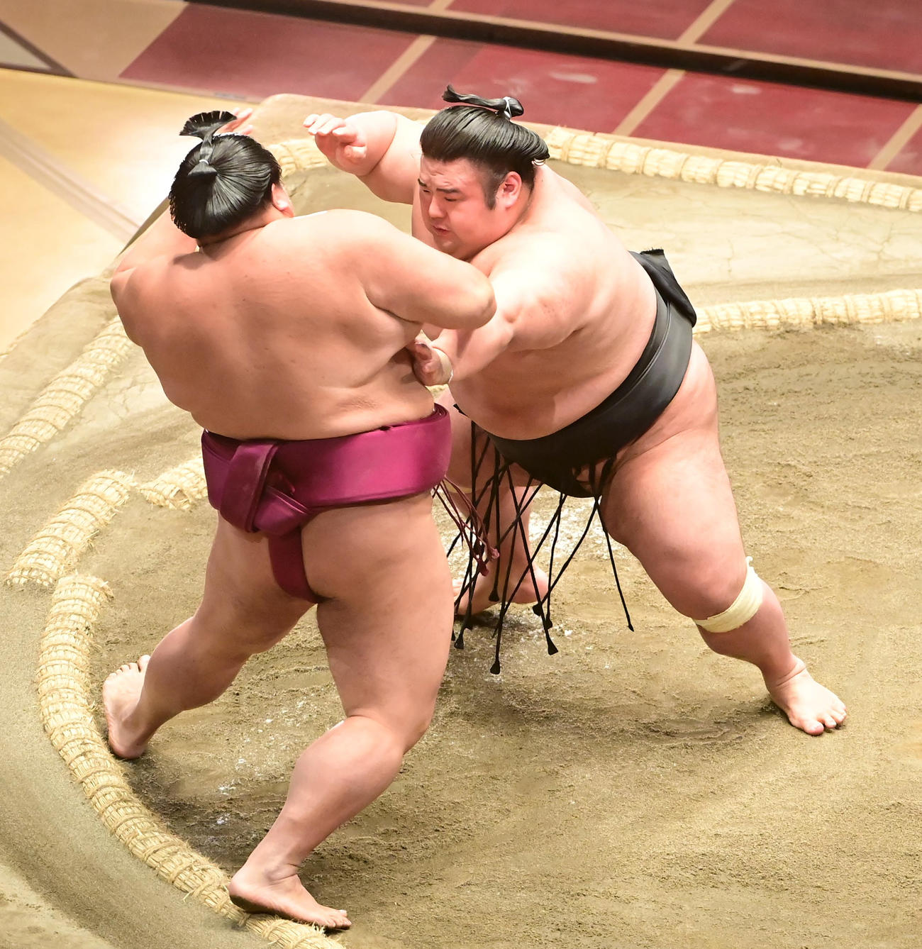 貴景勝（右）は突き出しで御嶽海を破る（撮影・小沢裕）