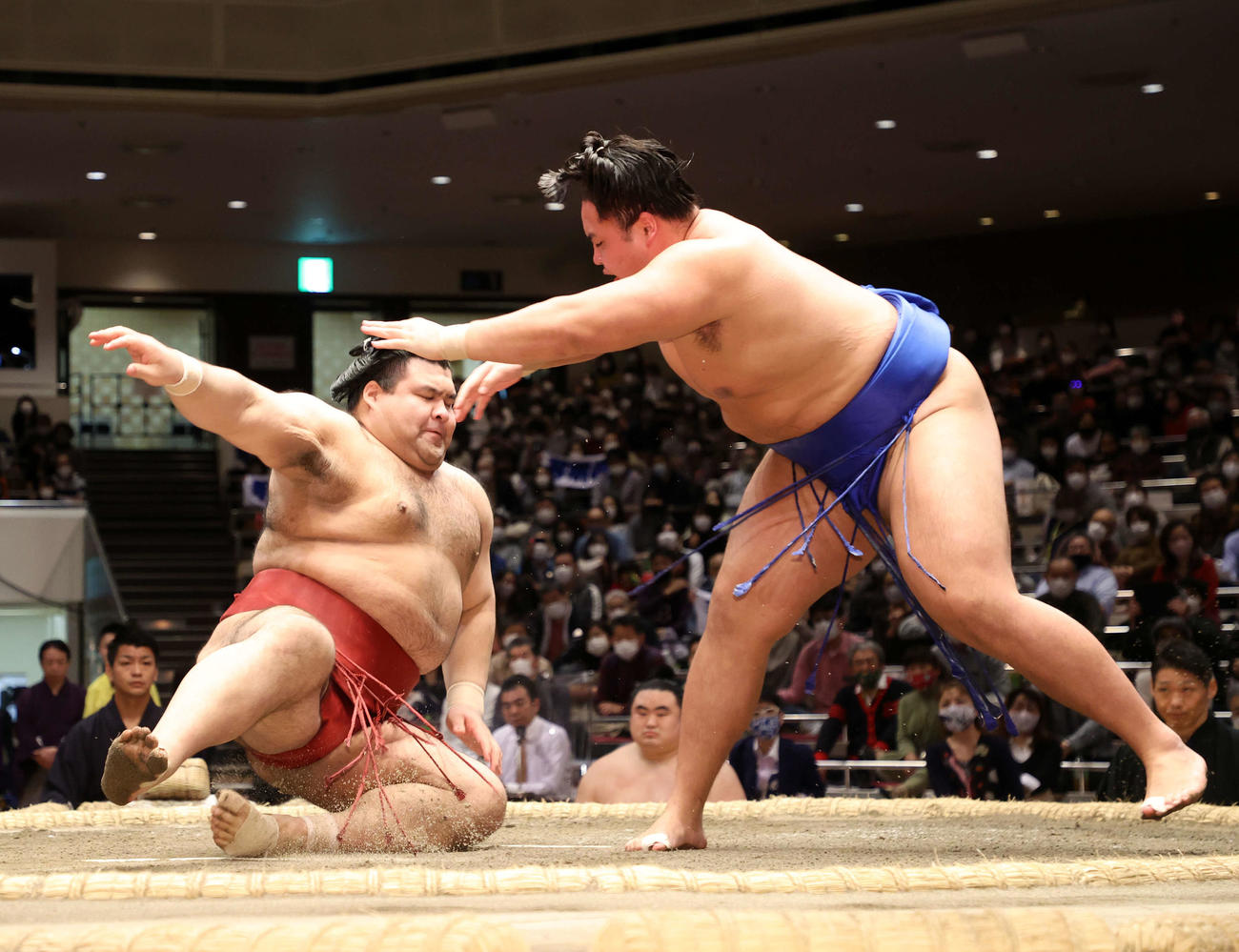 高安（左）を押し倒しで破る琴勝峰（撮影・鈴木正人）