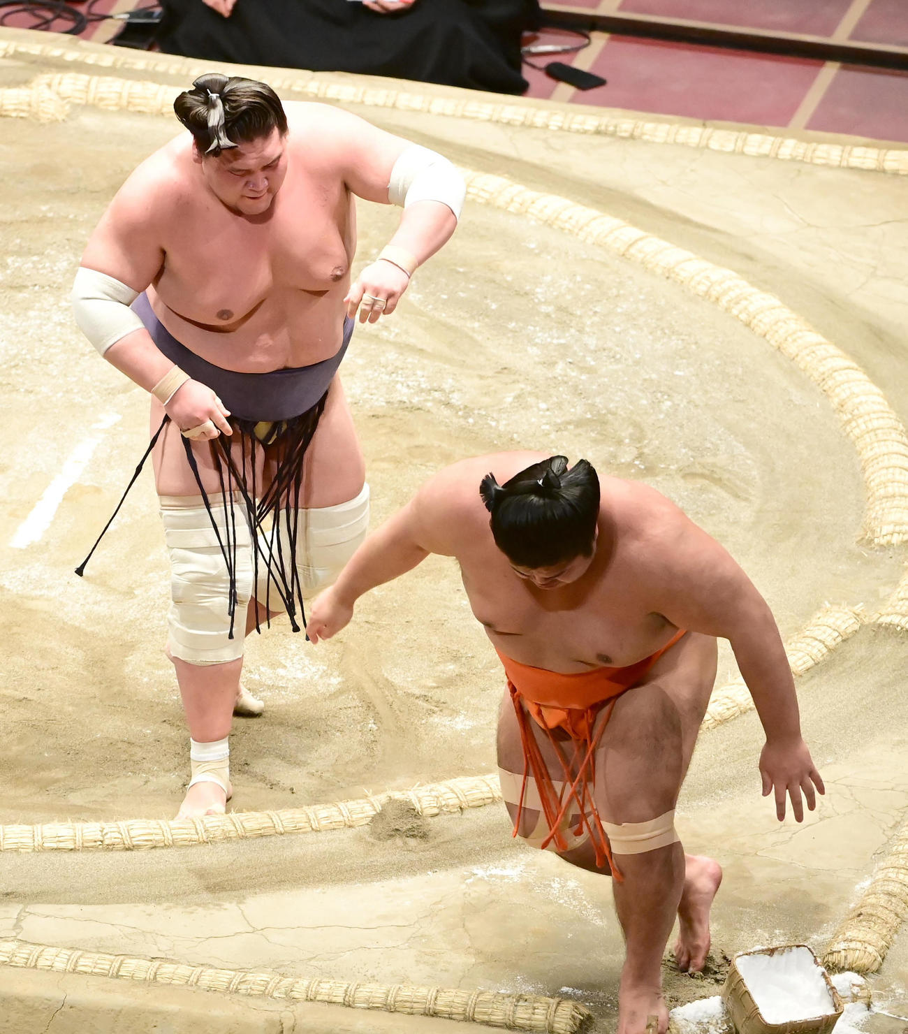 照ノ富士（左）は志摩ノ海を寄り切りで破る（撮影・小沢裕）