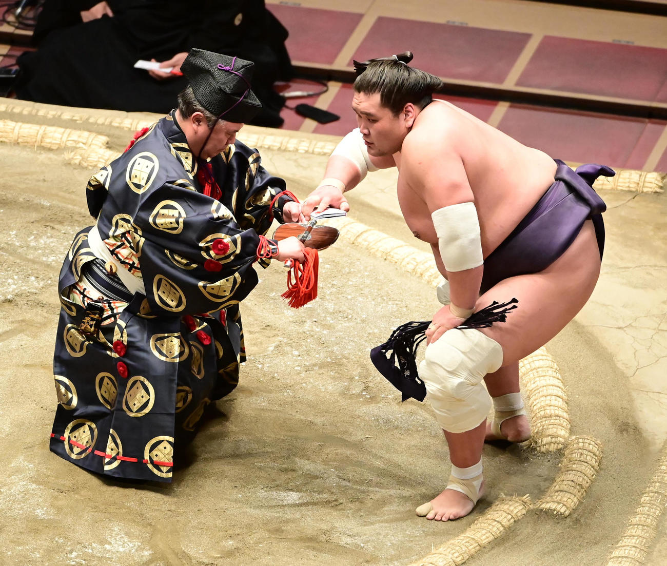 2敗を死守し懸賞の束を手にする照ノ富士（撮影・小沢裕）