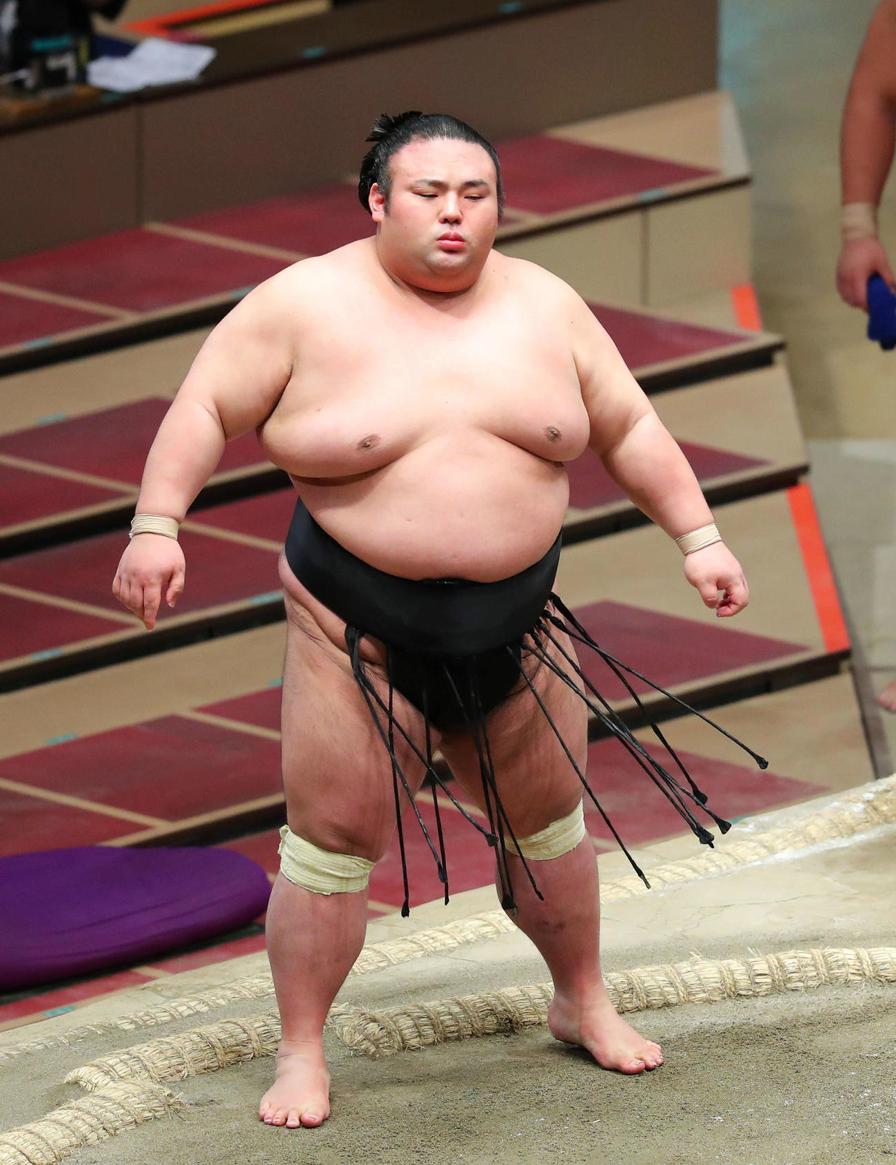 御嶽海を突き出しで破った貴景勝（2020年11月21日撮影）