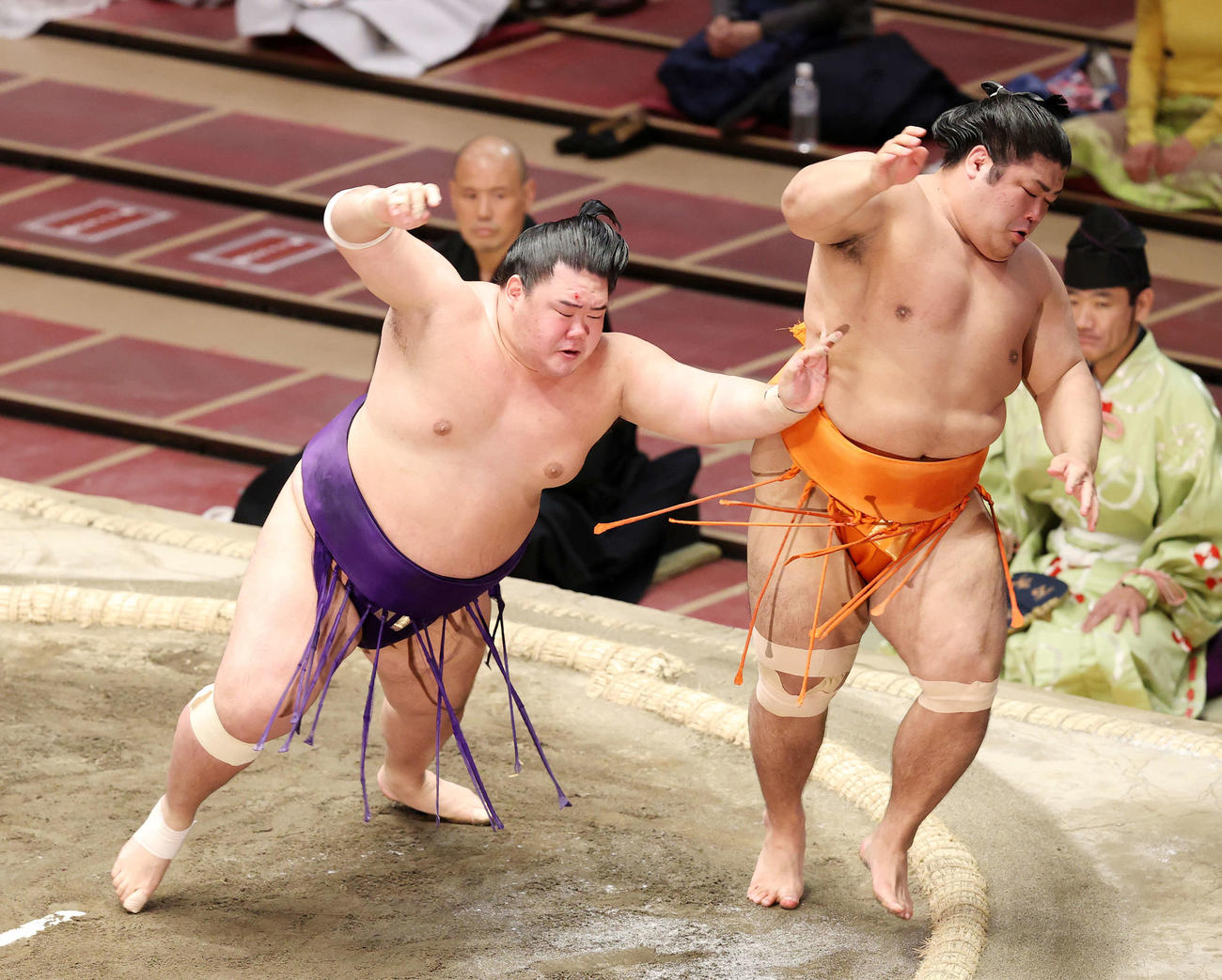 志摩ノ海（右）を押し出しで破る明生（撮影・鈴木正人）