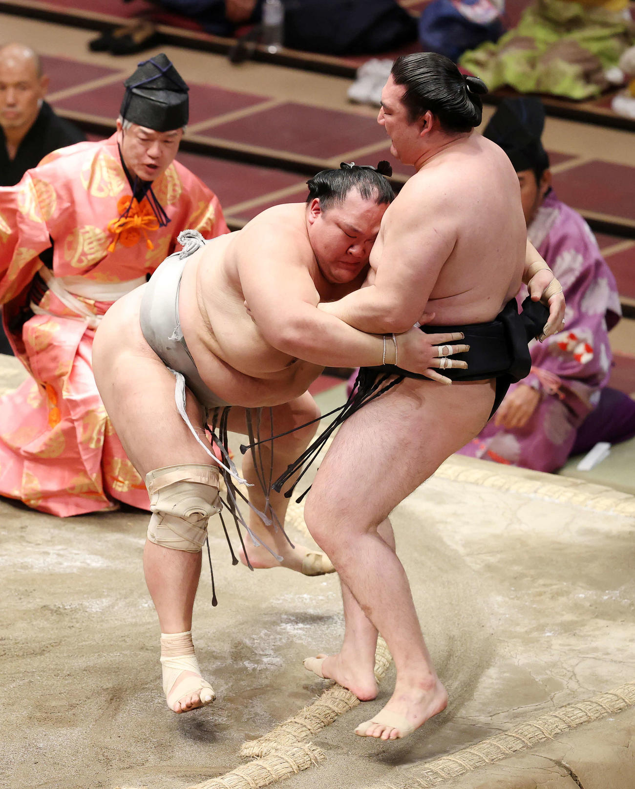 竜電（右）を寄り切りで破る北勝富士（撮影・鈴木正人）