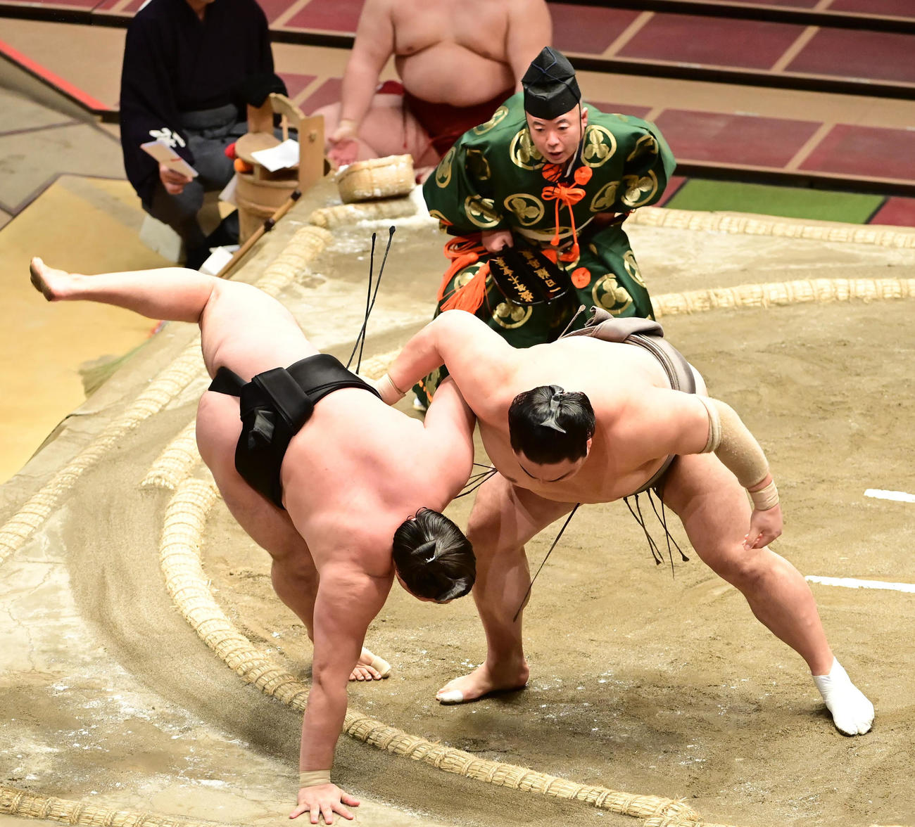 隠岐の海（右）は霧馬山を上手投げで破る（撮影・小沢裕）