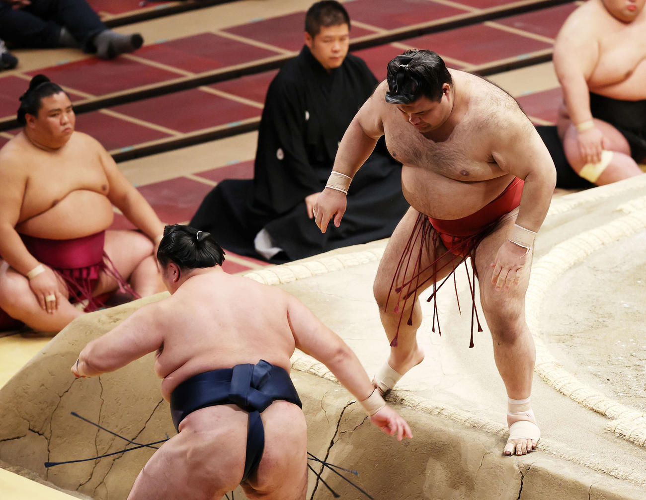 玉鷲（左）を寄り切りで破った高安（撮影・鈴木正人）