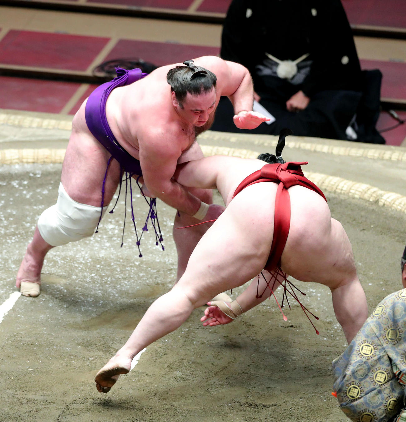 隆の勝（右）をはたき込みで破る栃ノ心（撮影・河田真司）