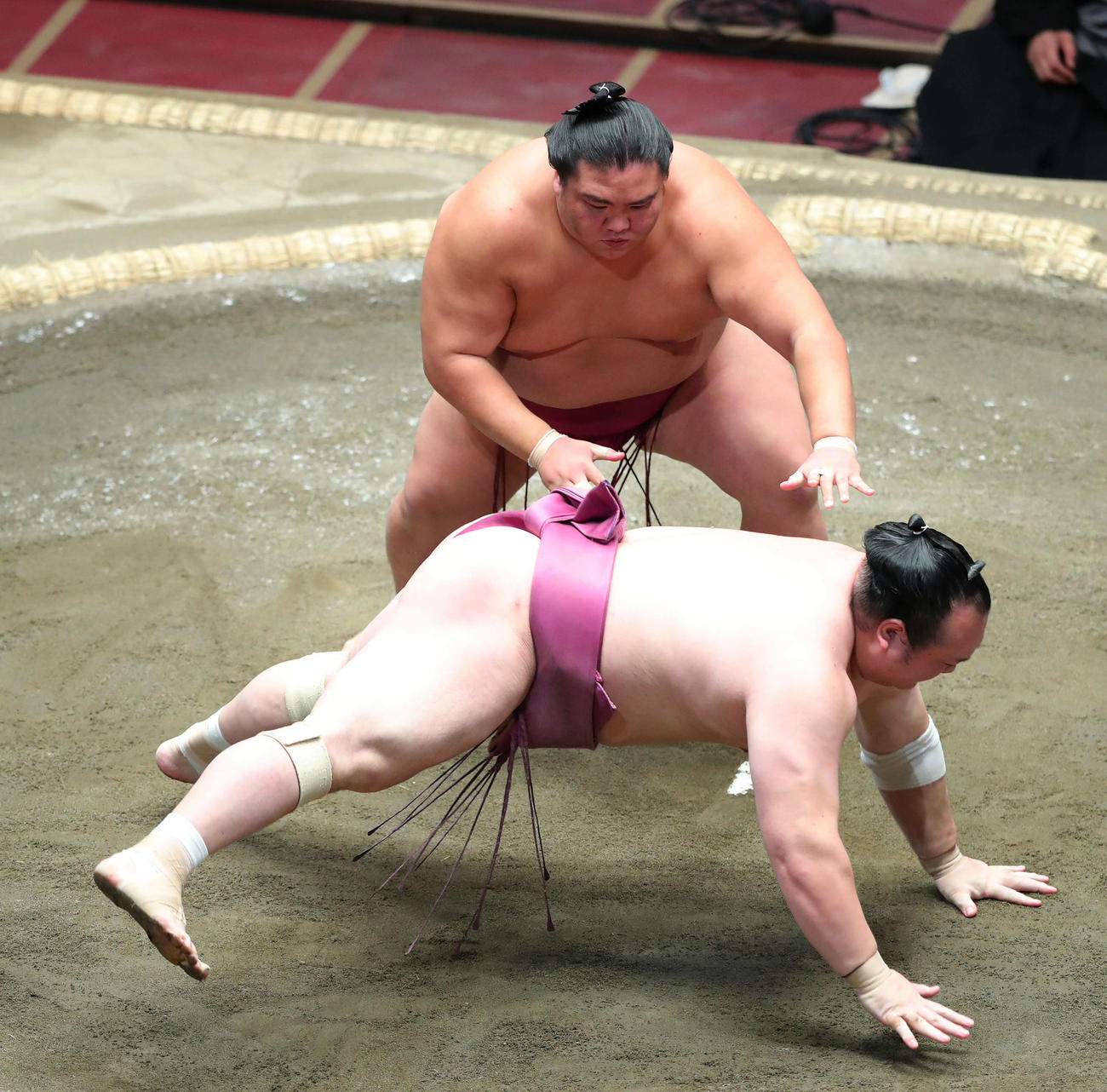 宝富士（手前）を突き落としで破る御嶽海（撮影・河田真司）