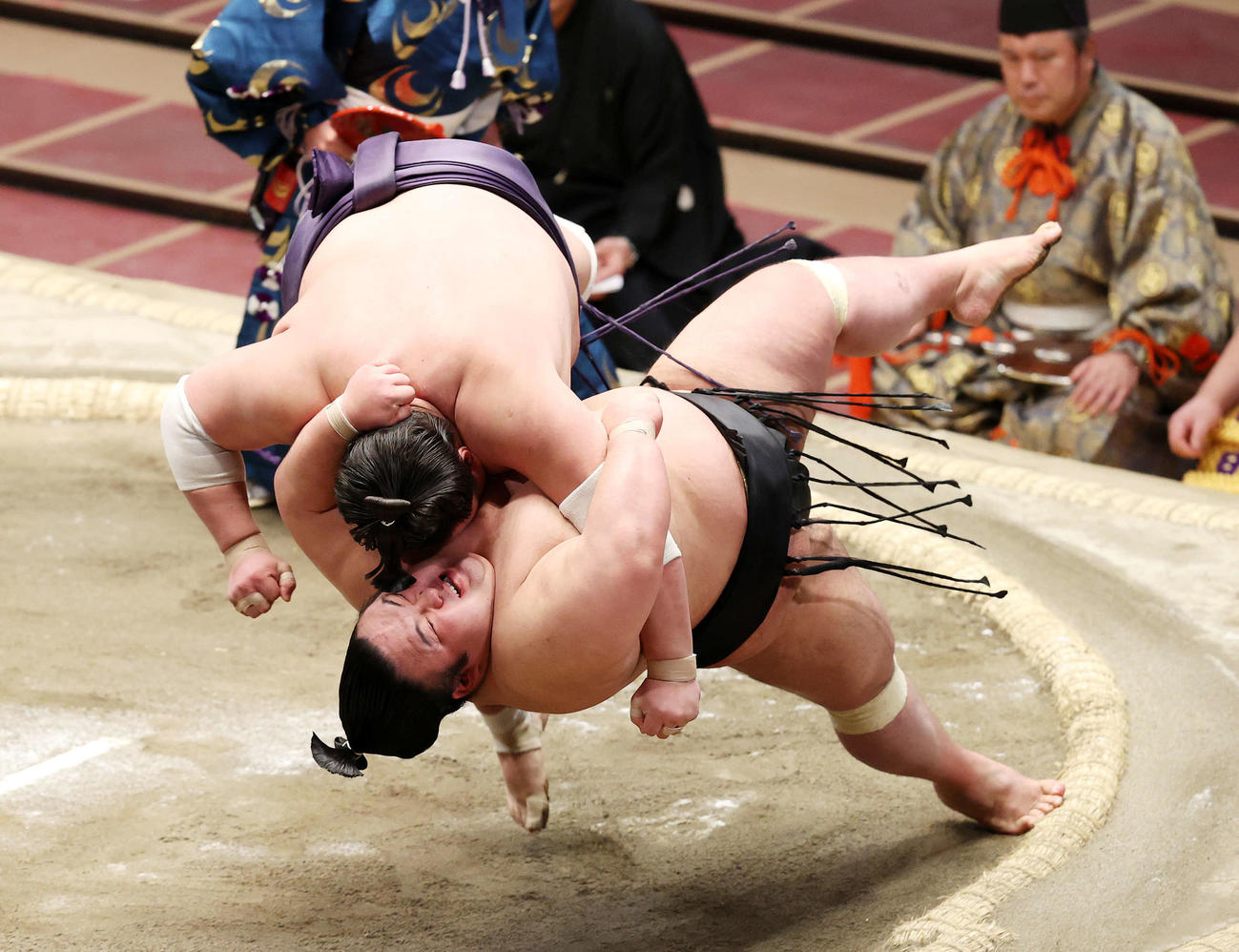 貴景勝（右）を浴びせ倒しで破る照ノ富士（撮影・鈴木正人）