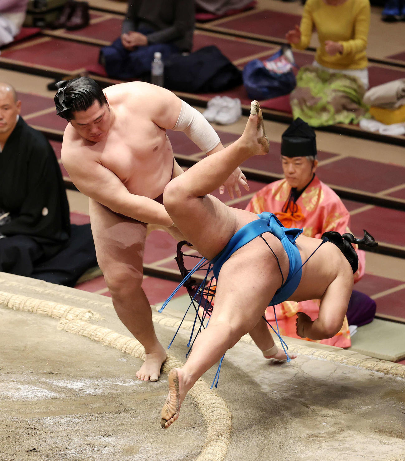 豊昇龍（右）をはたき込みで破る遠藤（撮影・鈴木正人）