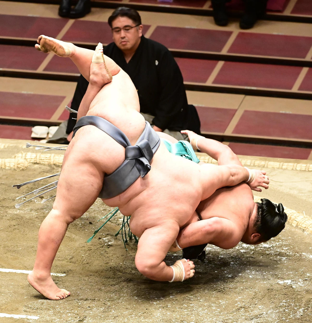 天空海（右）は首投げで徳勝龍を破る（撮影・小沢裕）