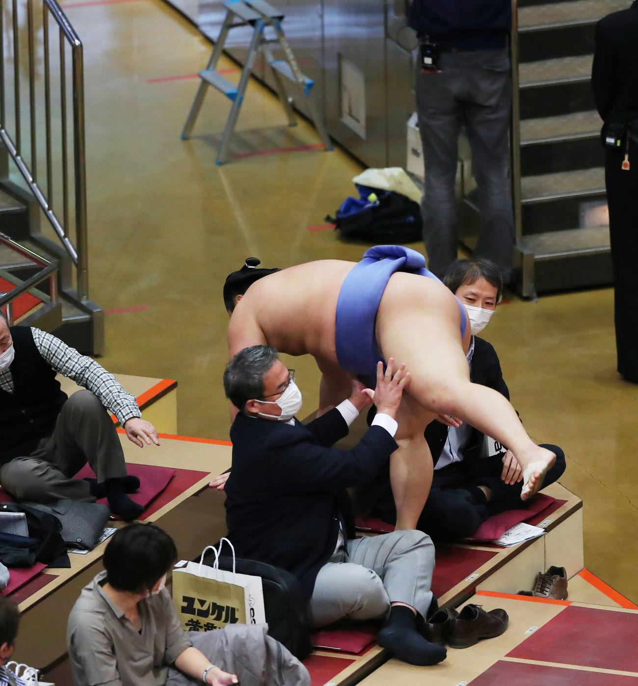 炎鵬に寄り切りで敗れ、マス席手前まで飛ぶ翔猿（撮影・河田真司）