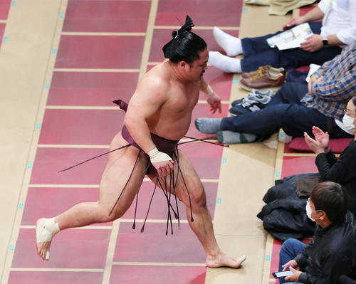佐田の海に寄り切りで敗れ、土俵下を走る石浦（撮影・河田真司）