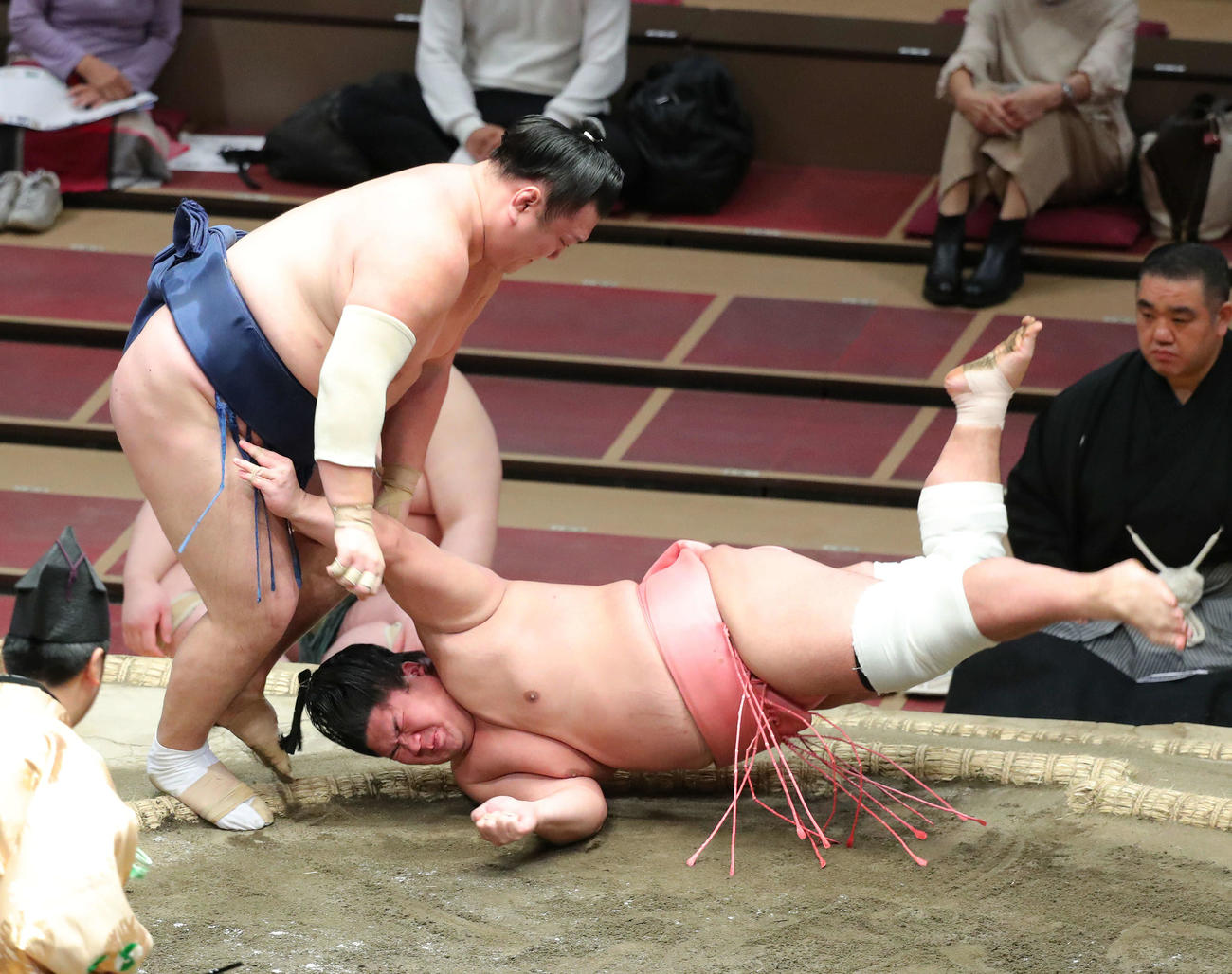 勢（左）に小手投げで敗れる宇良（撮影・河田真司）