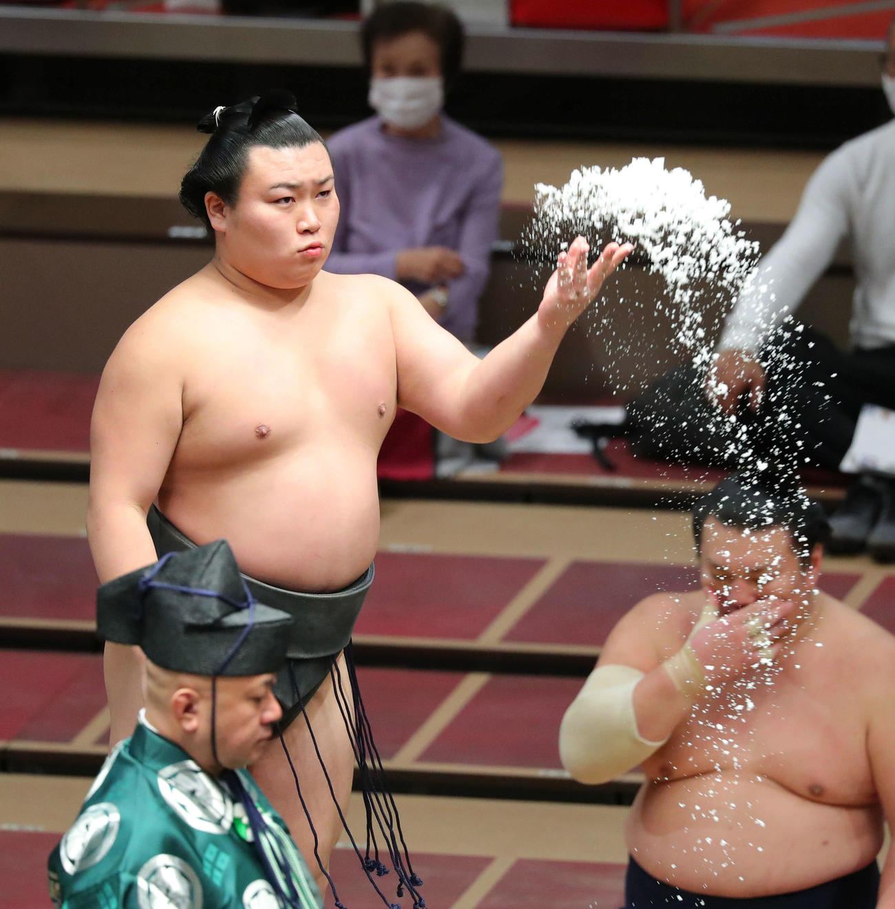 塩をまく寺沢（撮影・河田真司）
