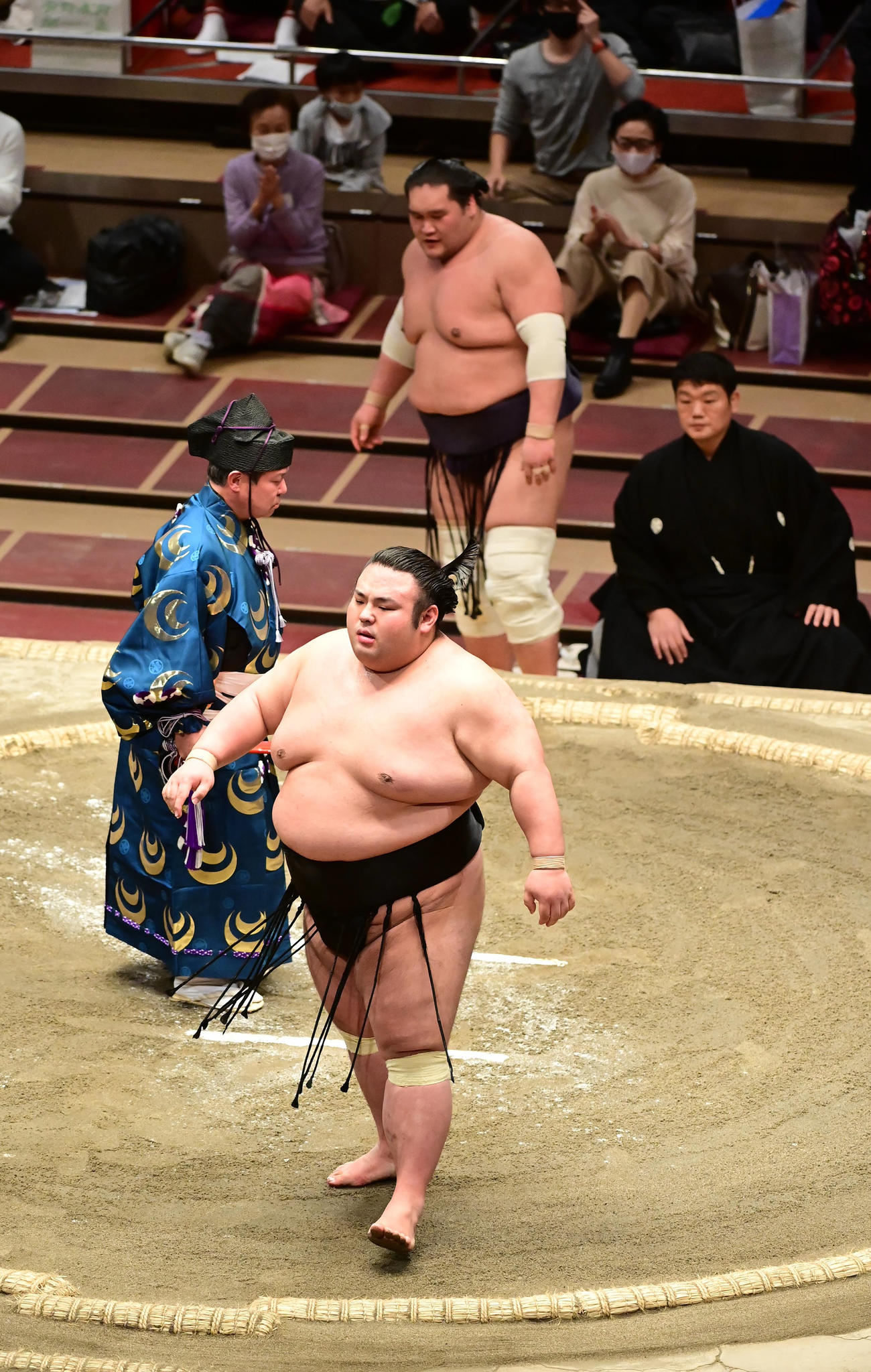 優勝決定戦で貴景勝（手前）は照ノ富士を押し出しで破る（撮影・小沢裕）