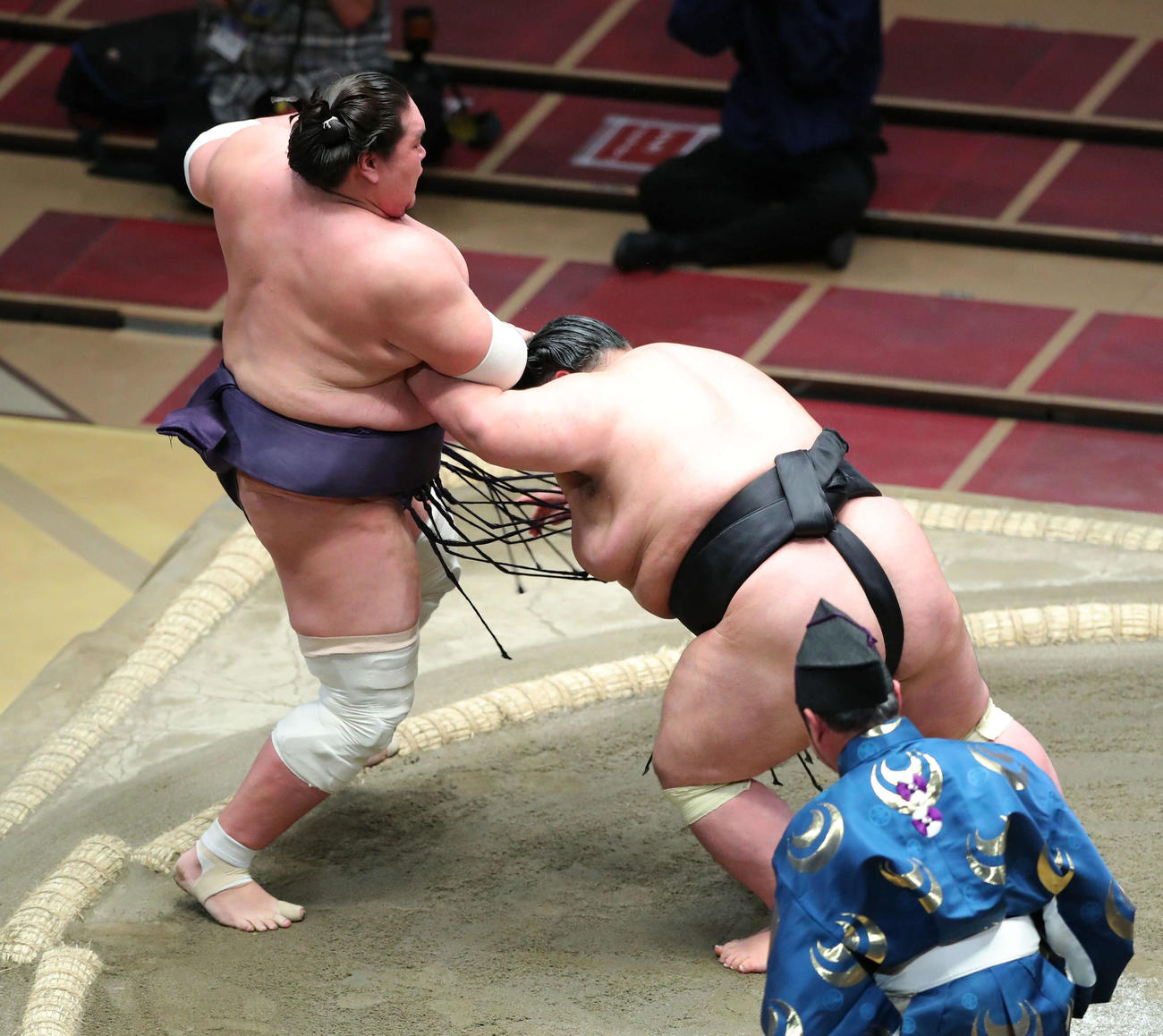優勝決定戦で照ノ富士（左）を押し出しで破る貴景勝（撮影・河田真司）