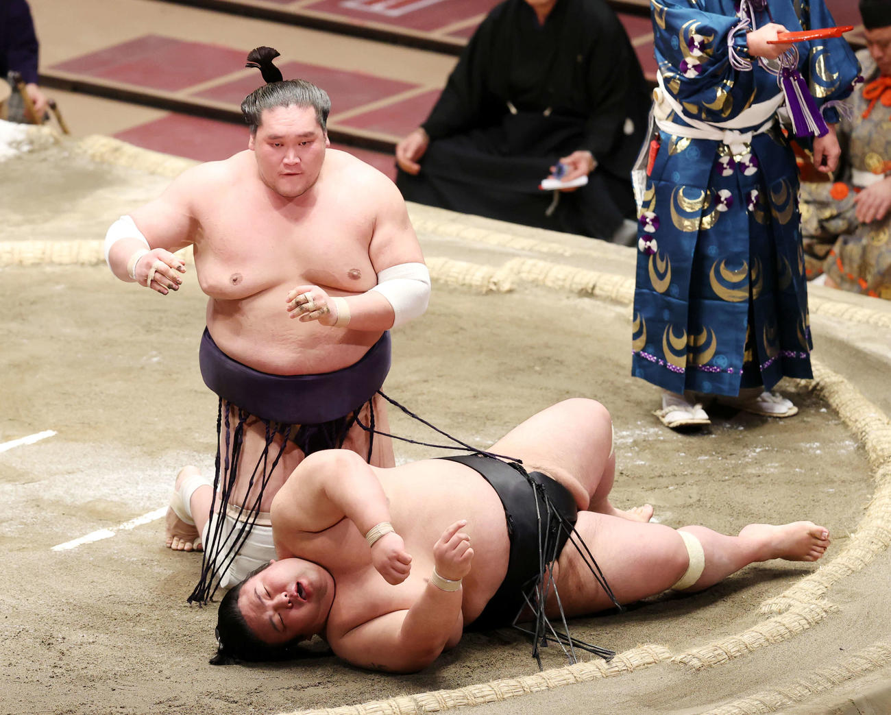 貴景勝（下）を浴びせ倒しで破った照ノ富士（撮影・鈴木正人）